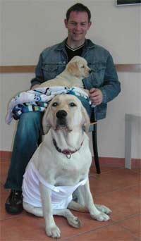 Herr Hachenburg mit Lilly und ihrem Welpen Paula ein Tag nach der<br /><br /> Operation<br /><br /> 