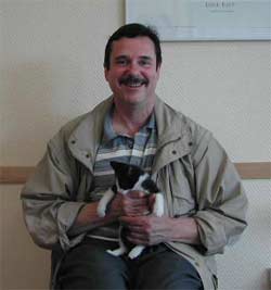 Herr Collier mit dem gerettetem Kätzchen<br /><br /> 