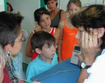 Dr. Rogalla misst am Ohr eines Kindes die Sauerstoffsättigung des Blutes  